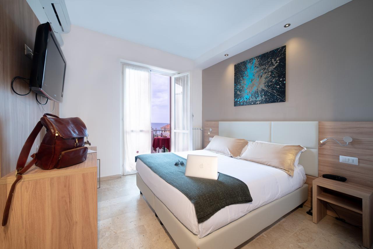 Hotel Capri Pietra Ligure Kültér fotó