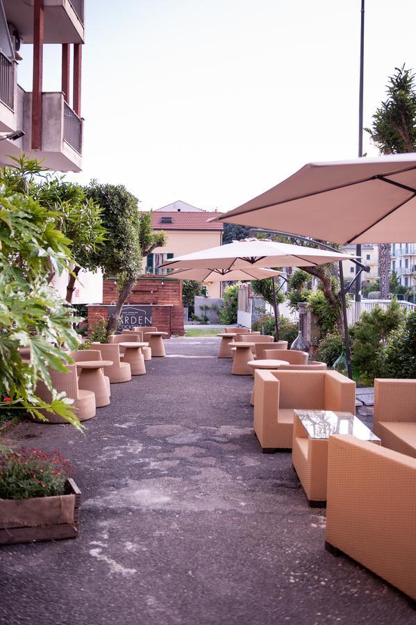 Hotel Capri Pietra Ligure Kültér fotó
