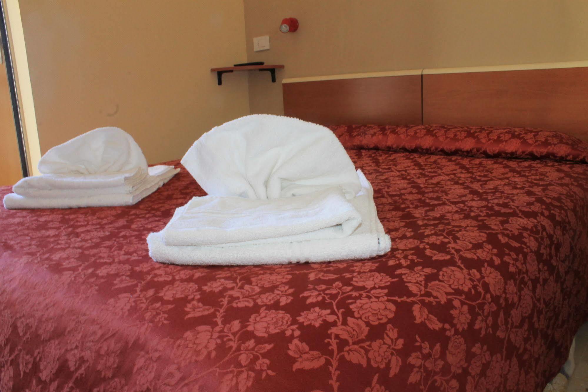 Hotel Capri Pietra Ligure Kültér fotó