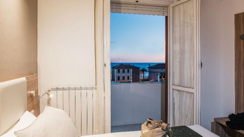 Hotel Capri Pietra Ligure Kültér fotó