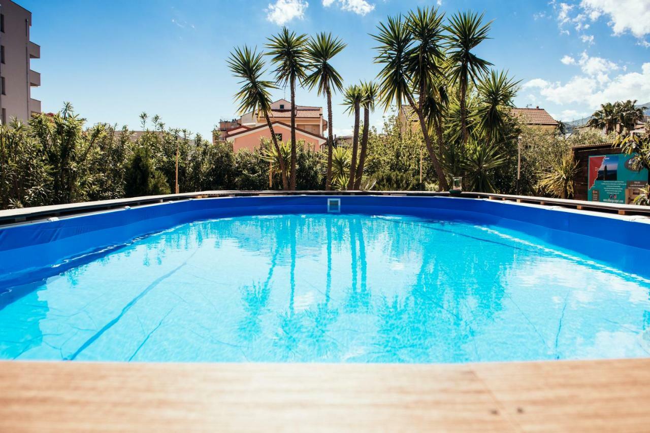 Hotel Capri Pietra Ligure Kültér fotó